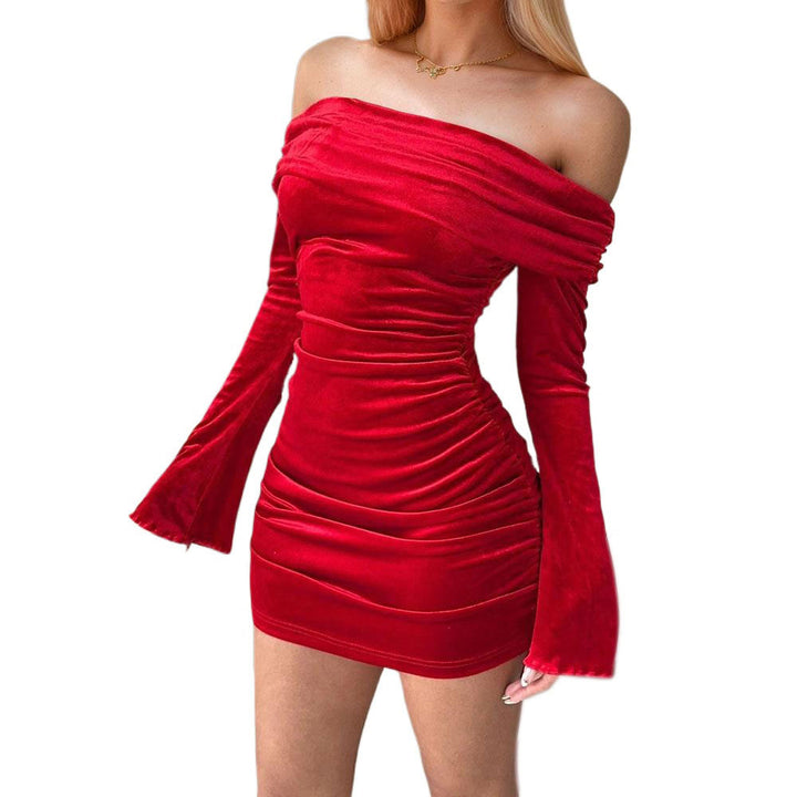 Robe mini en velours ajustée pour femmes avec design décolleté off-shoulder et détails volants Levoire