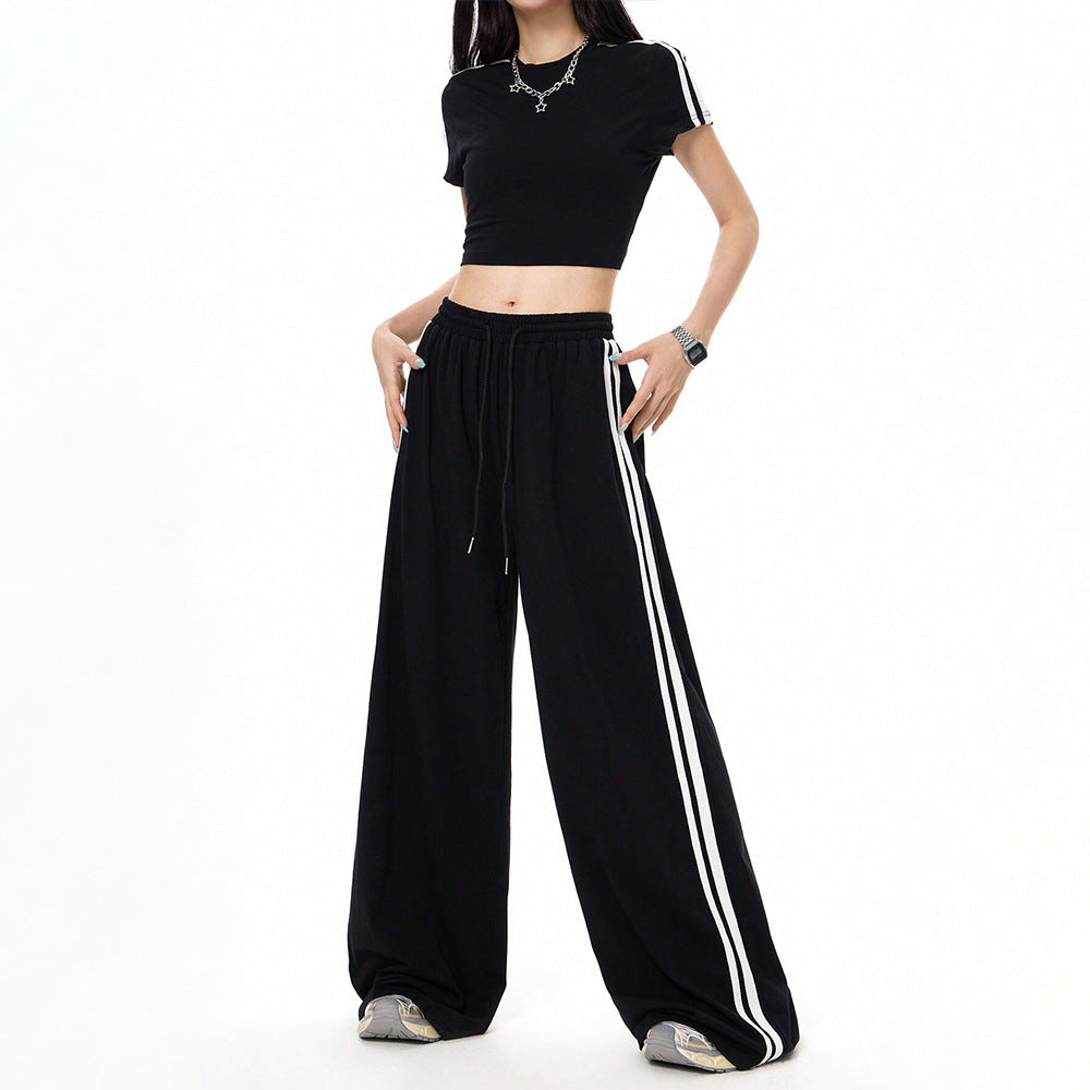 Ensemble sportif féminin composé d'un crop top et de pantalons à coupe ample avec des détails en slip Levoire
