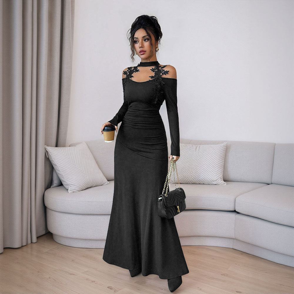 Robe de soirée ajustée pour femmes avec design à manches dénudées et accents floraux Levoire