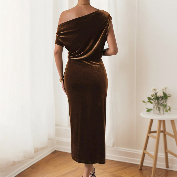 Robe maxi élégante pour femmes avec design à épaules dénudées et velours luxueux Levoire