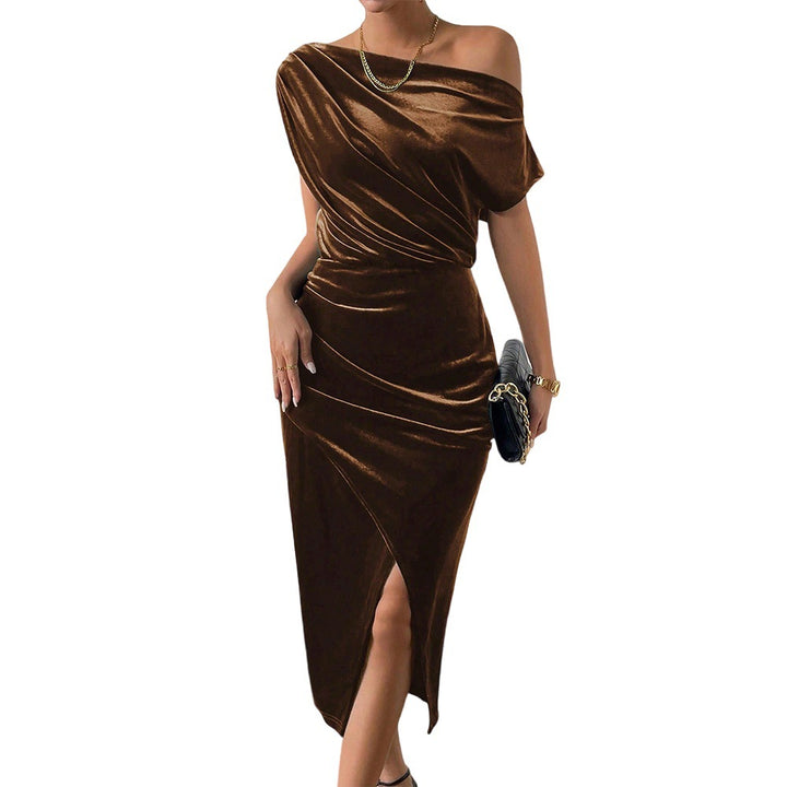 Robe maxi élégante pour femmes avec design à épaules dénudées et velours luxueux Levoire