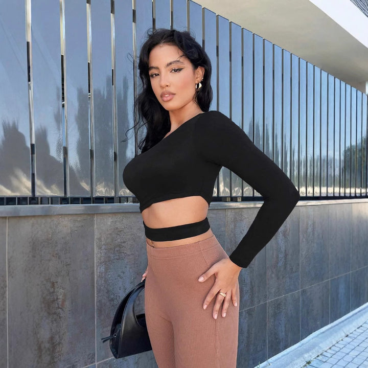 Haut féminin asymétrique cropped avec une manche longue Levoire