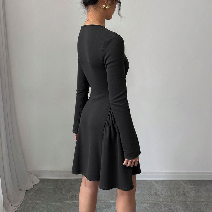 Robe féminine mi-longue avec des détails de volants raffinés et une coupe ajustée Levoire