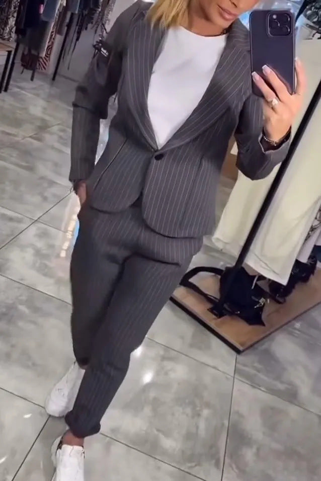 Ensemble de blazer élégant pour femmes avec des rayures à la mode et coupe ajustée Levoire