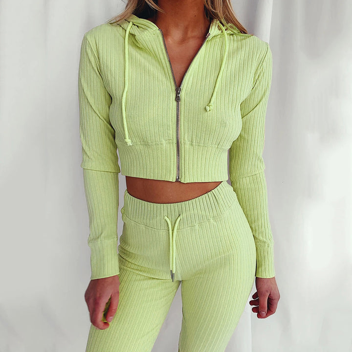 Ensemble de hoodie court sportif pour femmes avec un design en fines côtes et un grand confort de port Levoire