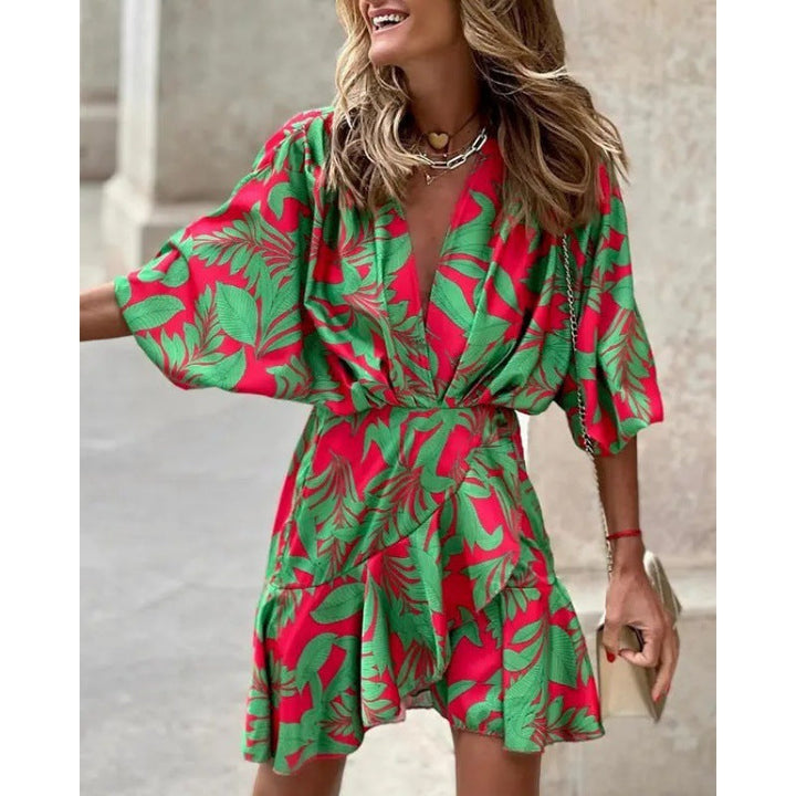 Levoire | Robe à encolure en V asymétrique tendance Fond rouge avec des fleurs vertes
