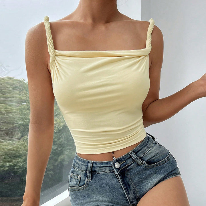 Top ajusté féminin avec drapés à la mode et design épaules nues Levoire