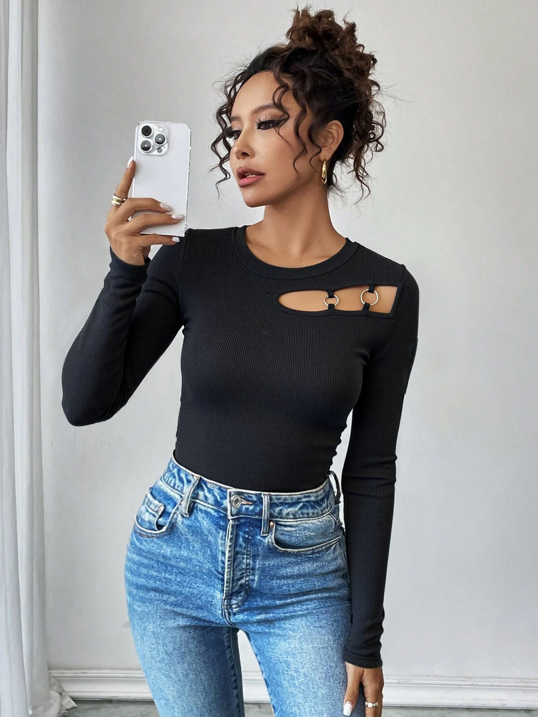 Chemise à manches longues pour femme avec un design asymétrique à découpes et des détails en anneau à la mode Levoire