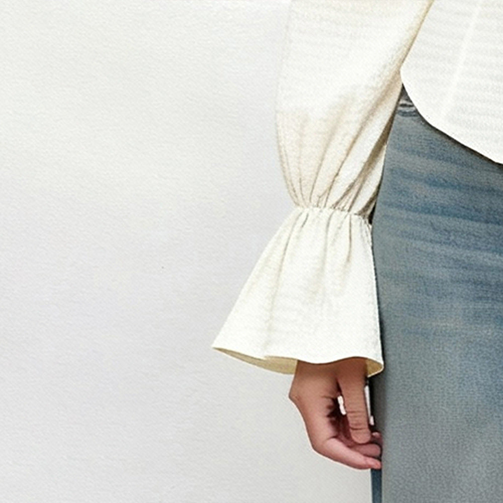 Blouse pour femmes avec des manches volantes extravagantes et une silhouette ajustée Levoire