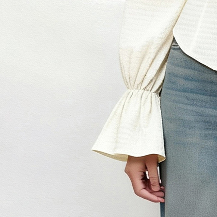 Blouse pour femme avec des manches à volants inhabituelles et une silhouette ajustée Levoire
