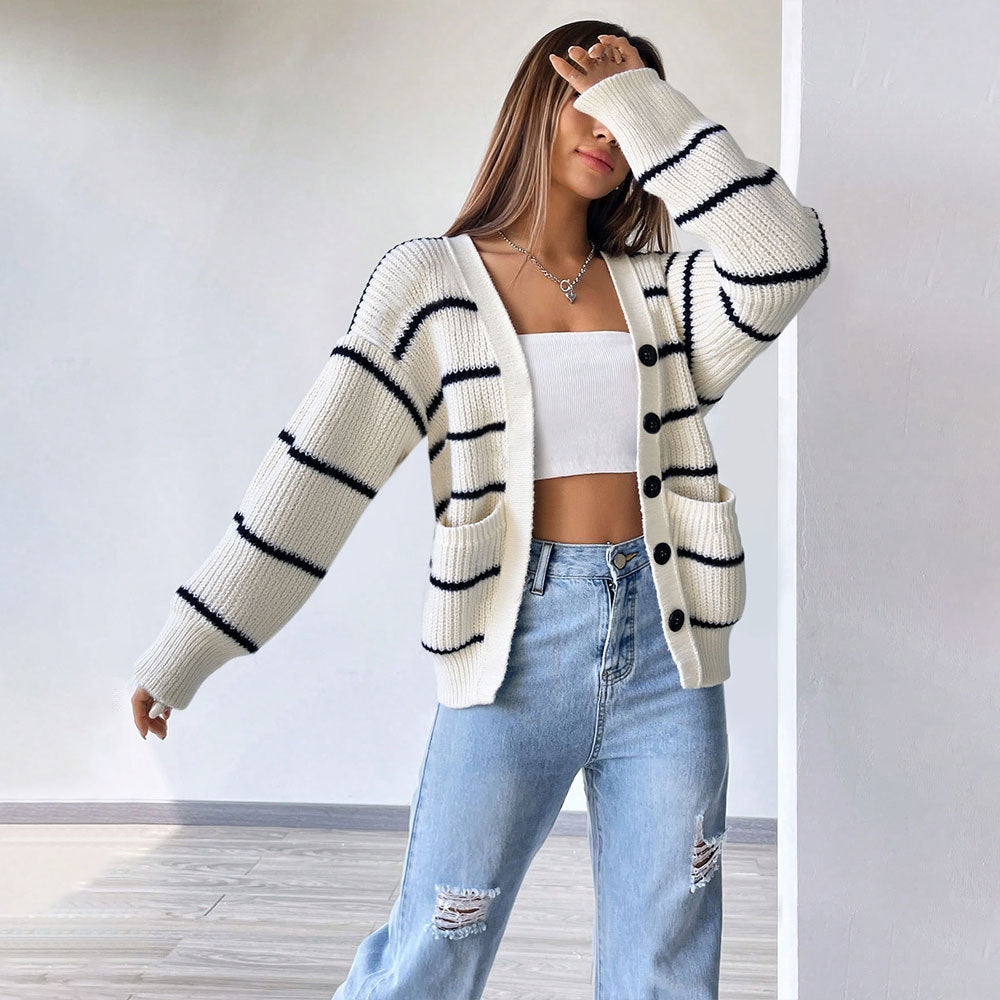 Cardigan tricoté à manches courtes rayé pour femmes avec fermeture à boutons et poches latérales Levoire