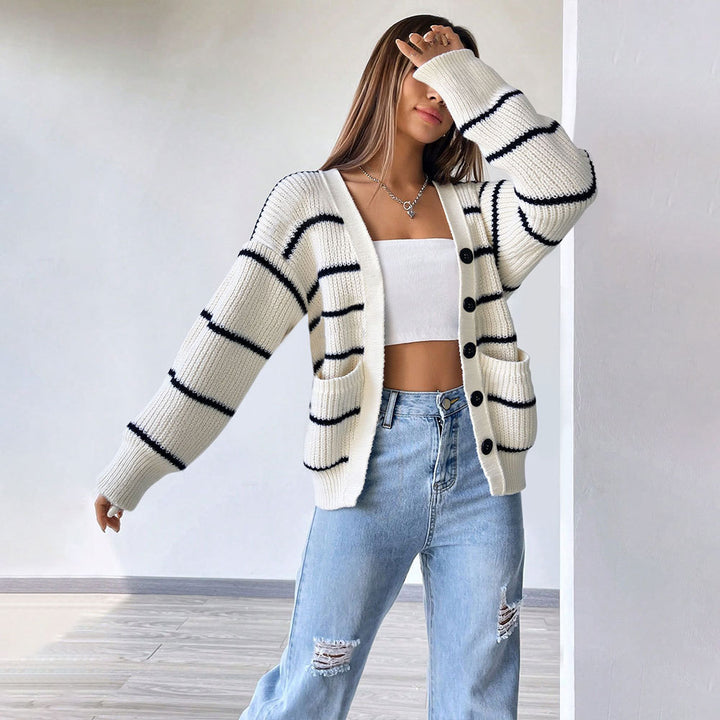 Cardigan tricoté à manches courtes rayé pour femmes avec fermeture à boutons et poches latérales Levoire