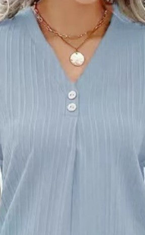 Blouse Femme à Col V avec Fines Rayures et Détails Bouton Levoire