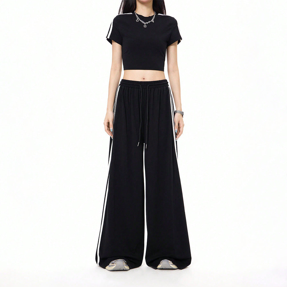 Ensemble sportif féminin composé d'un crop top et de pantalons à coupe ample avec des détails en slip Levoire