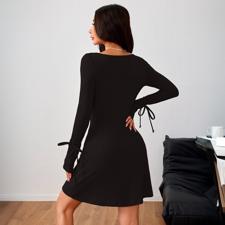 Robe mini moulante pour femme avec des manches longues et un décolleté échancré Levoire