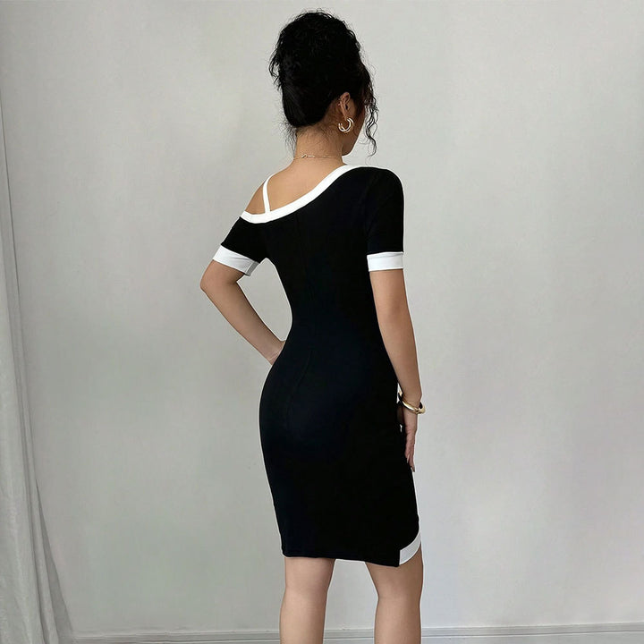 Robe mini moulante pour femmes avec décolleté asymétrique et sangle décorative Levoire