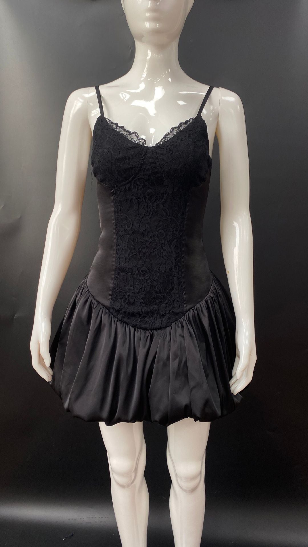 Levoire | Élégant robinet de ballet à spaghetti cintrée en A noir