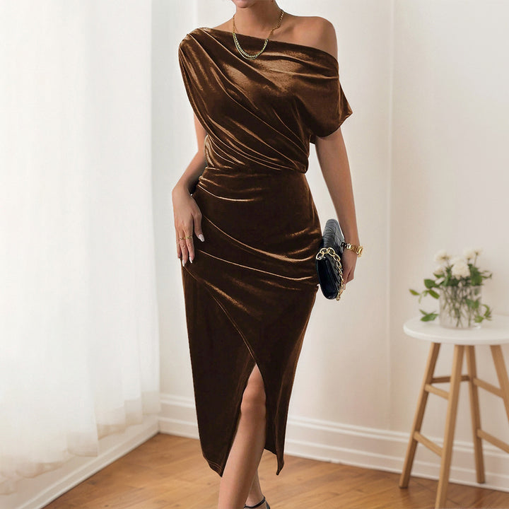 Robe maxi élégante pour femmes avec design à épaules dénudées et velours luxueux Levoire