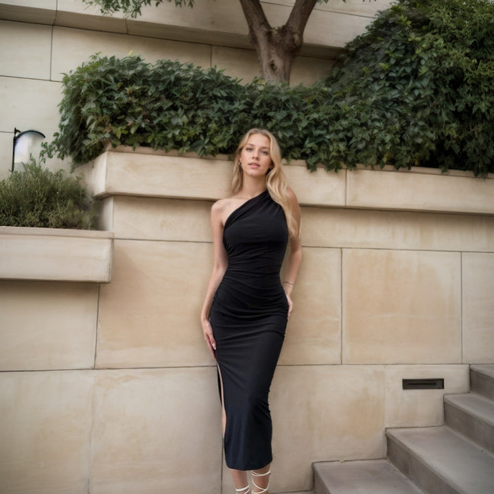 Robe enveloppante ajustée pour femmes avec encolure asymétrique et finition élégante en volants Levoire