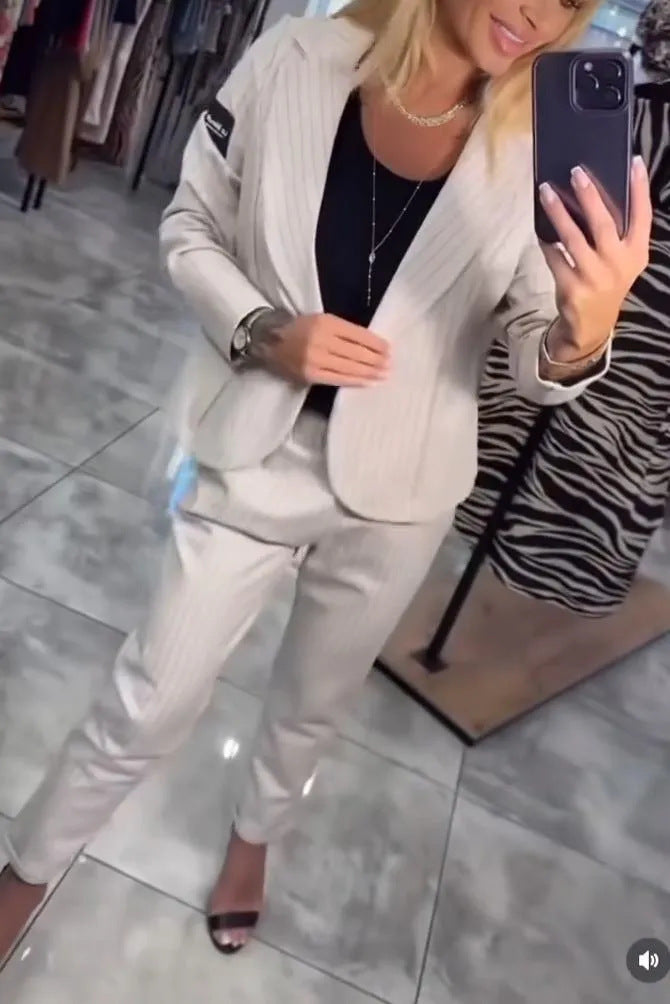 Ensemble de blazer élégant pour femmes avec des rayures à la mode et coupe ajustée Levoire