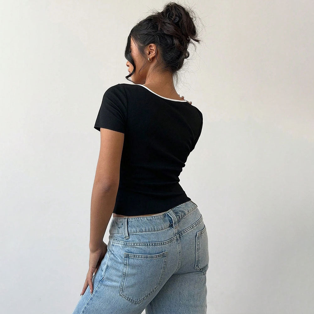 Top court pour femmes avec des boutons en forme de papillon décoratifs et un décolleté en V à la mode Levoire