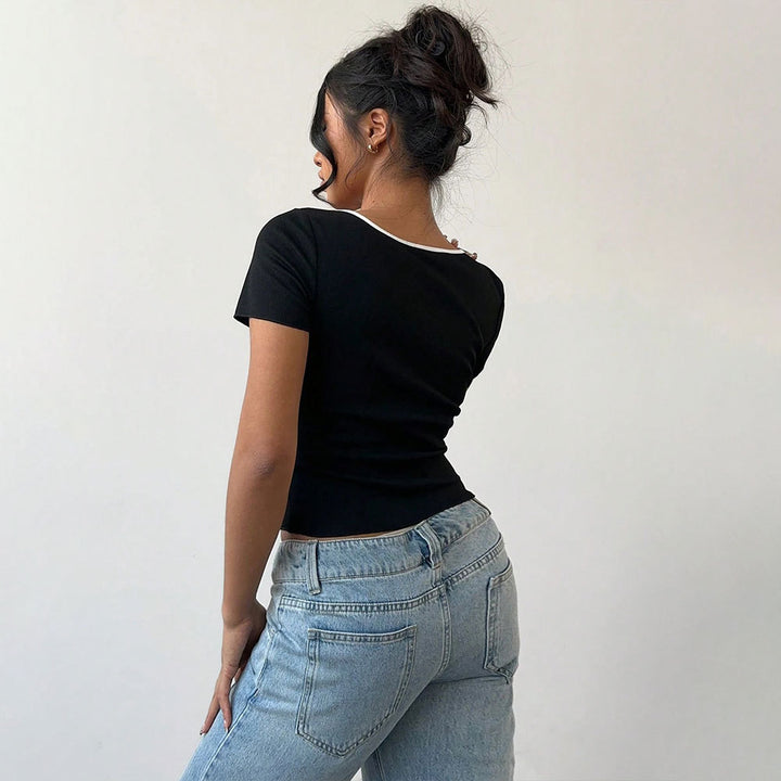 Top court pour femmes avec des boutons en forme de papillon décoratifs et un décolleté en V à la mode Levoire