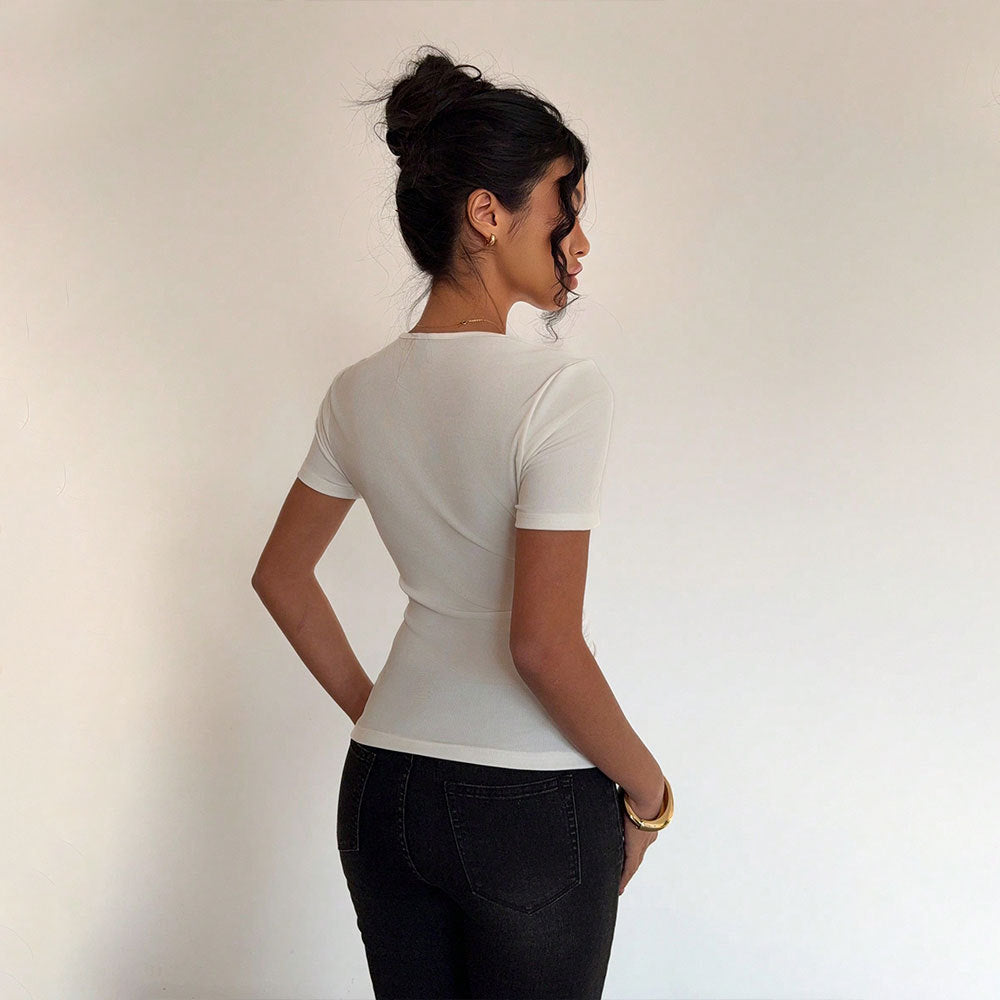 Chemise tendance à manches courtes pour femmes avec encolure asymétrique et fronces Levoire