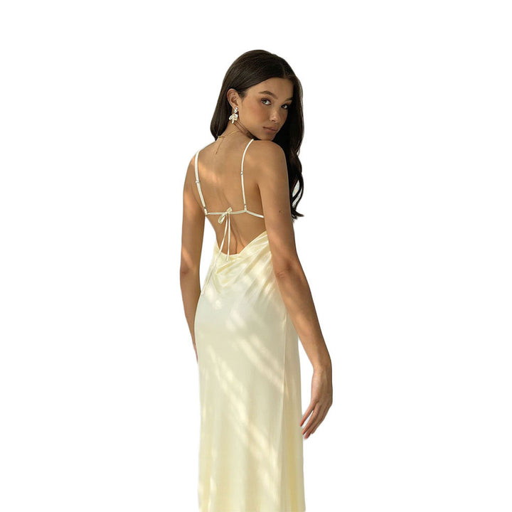 Robe Longue à Manches Longues pour Femme avec Élégant Col en V et Détail de Lacer Sophistiqué Levoire