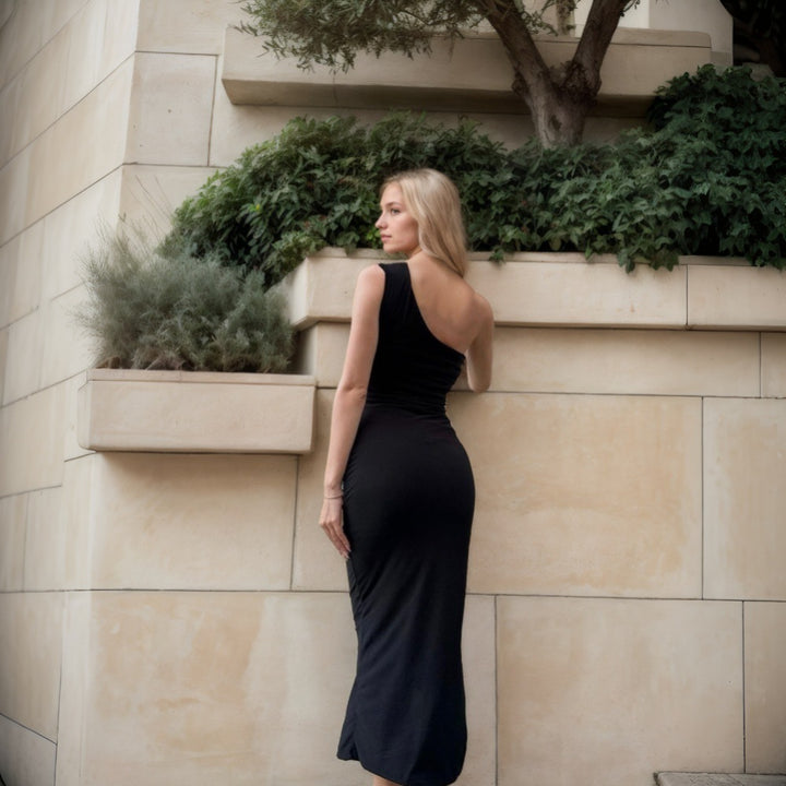 Robe enveloppante ajustée pour femmes avec encolure asymétrique et finition élégante en volants Levoire