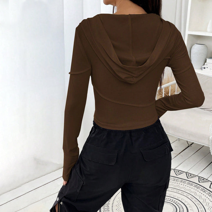Top court pour femmes avec un design élégant de hoodie et manches longues Levoire