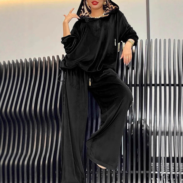 Costume de détente confortable pour femme avec capuche et finition satinée élégante Levoire