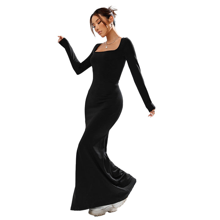 Robe maxi élégante pour femmes avec un décolleté carré inhabituel et une silhouette flatteuse.