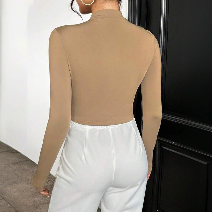 T-shirt court à manches longues pour femmes avec drapage asymétrique et col montant élégant Levoire