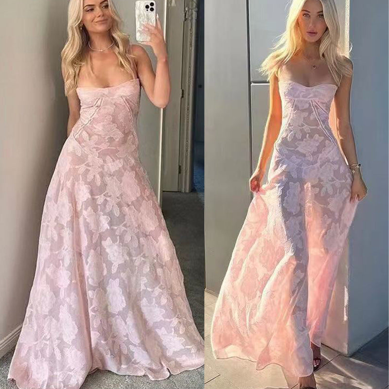 Robe longue en dentelle pour femmes avec un haut en matériau transparent et une coupe élégante Levoire