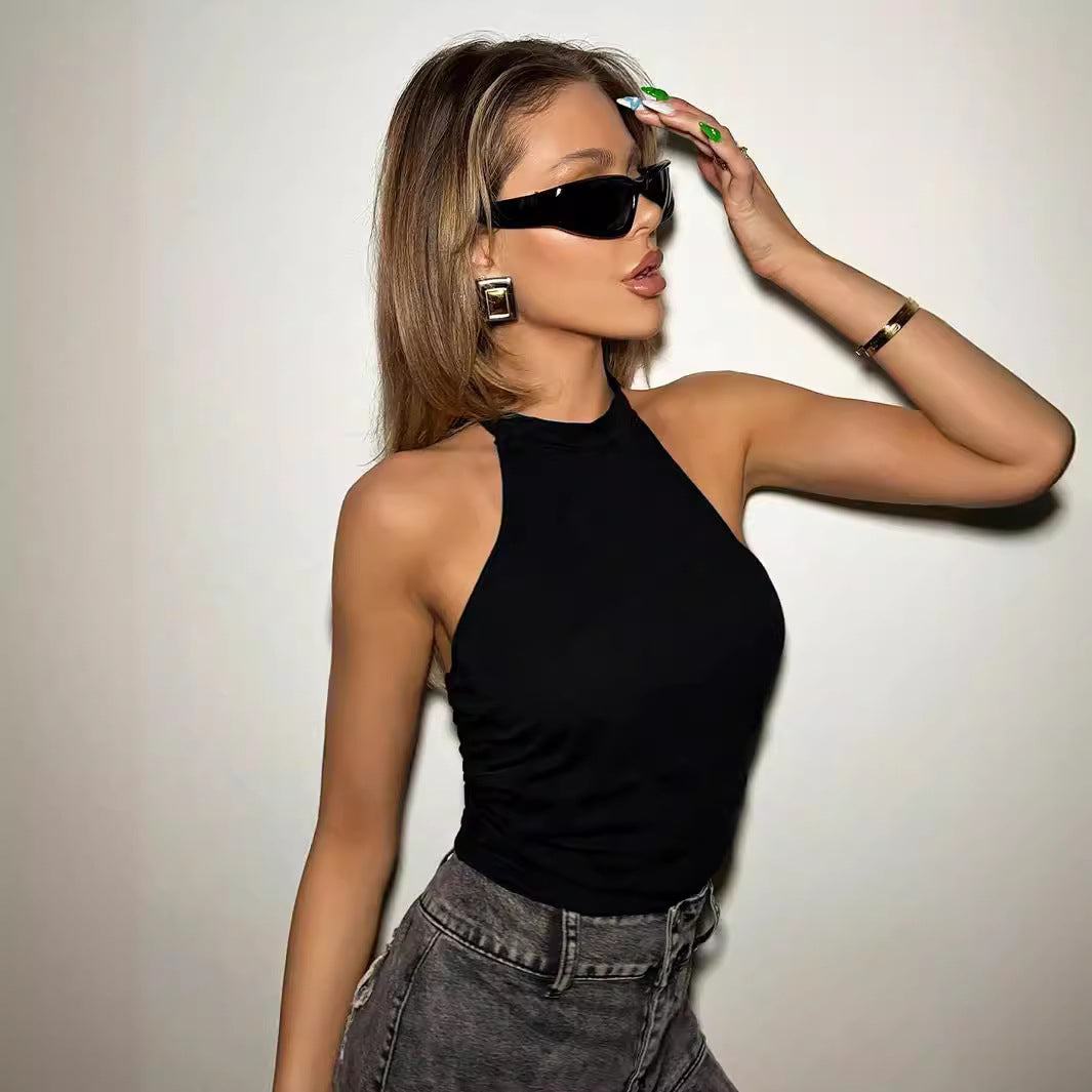 Top court pour femmes avec un design élégant à encolure halter et une silhouette ajustée Levoire