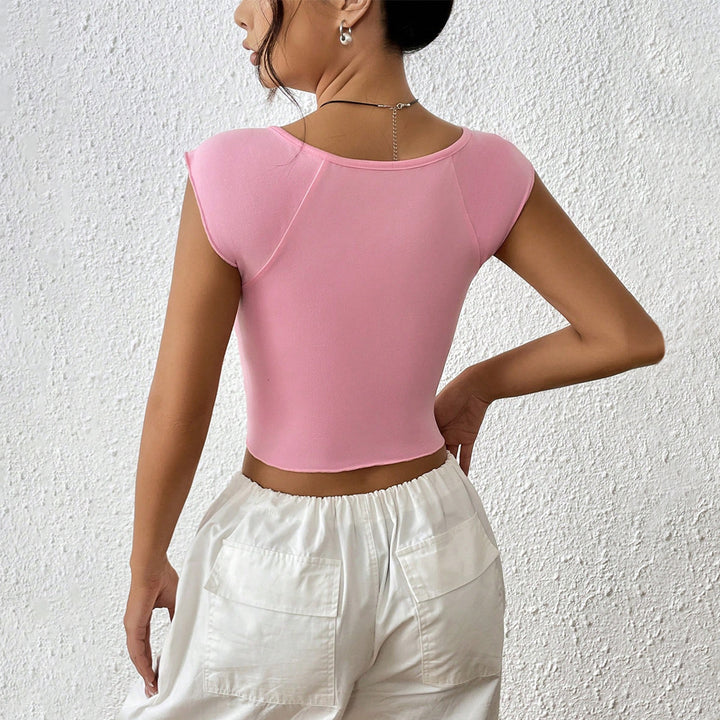 Crop top féminin avec un design drapé élégant et une coupe ajustée Levoire