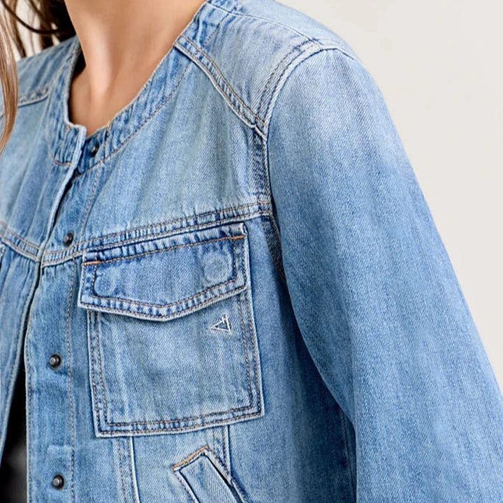 Veste en denim pour femmes avec coupe courte et poches pratiques Levoire