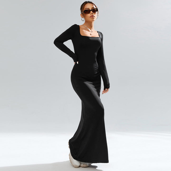 Robe maxi élégante pour femmes avec un décolleté carré inhabituel et une silhouette flatteuse.