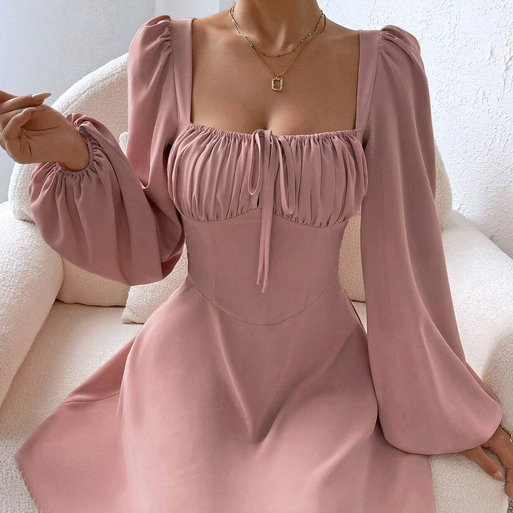 Robe mini femme avec des détails en volants et des manches bouffantes chics Levoire