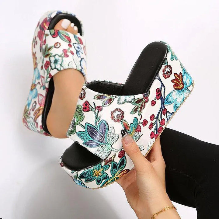 Levoire | Sandales avec talon brodé Fleur Rouge Blanche