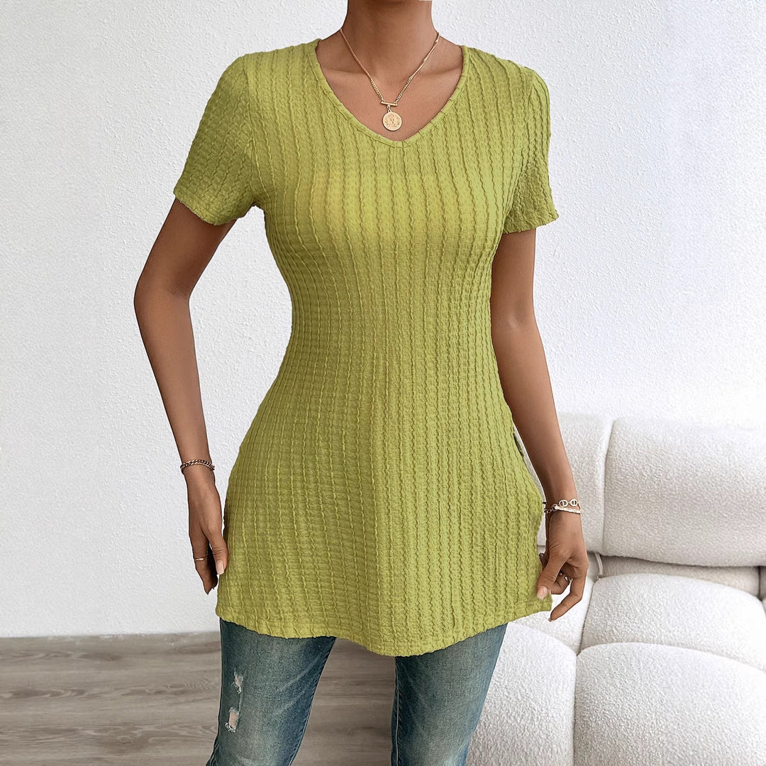Top en tricot fin pour femmes avec un élégant col en V et une coupe flatteuse pour la silhouette Levoire