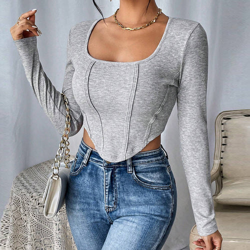 T-shirt court à manches longues pour femmes avec un élégant décolleté carré et une coupe ajustée Levoire