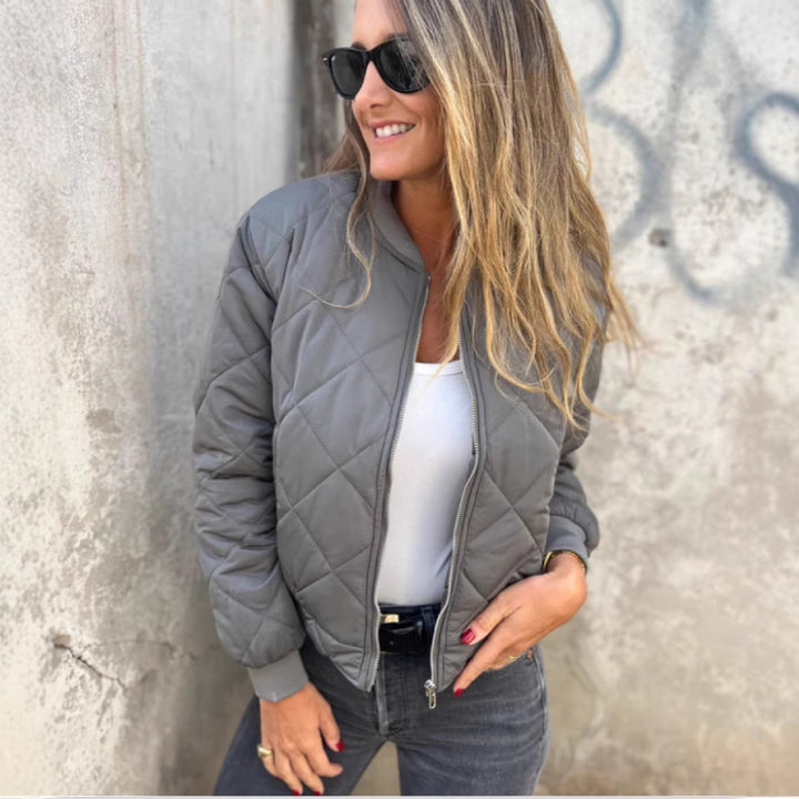Veste bomber matelassée pour femmes dans une coupe décontractée avec une coupe confortable Levoire