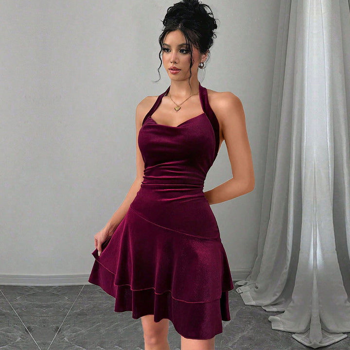 Robe de soirée ajustée pour femmes avec jupe volée et design à col halter Levoire