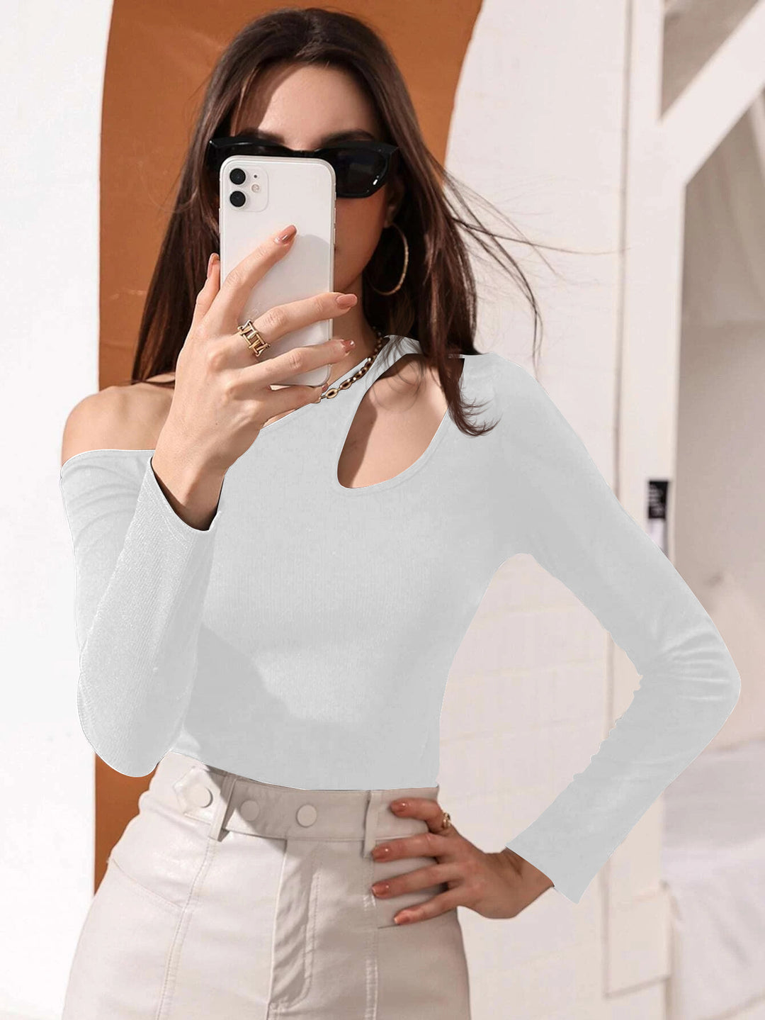Haut asymétrique à manches longues pour femmes avec découpe élégante Levoire