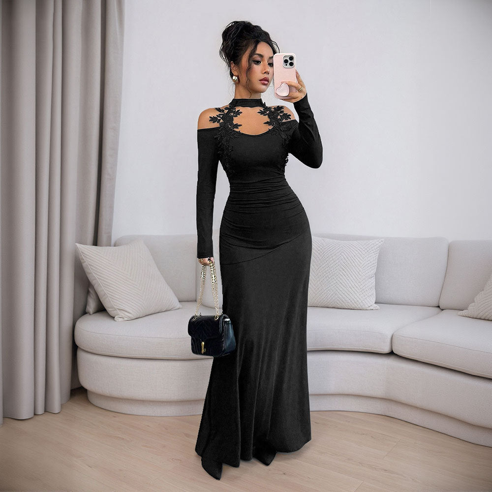 Robe de soirée ajustée pour femmes avec design à manches dénudées et accents floraux Levoire