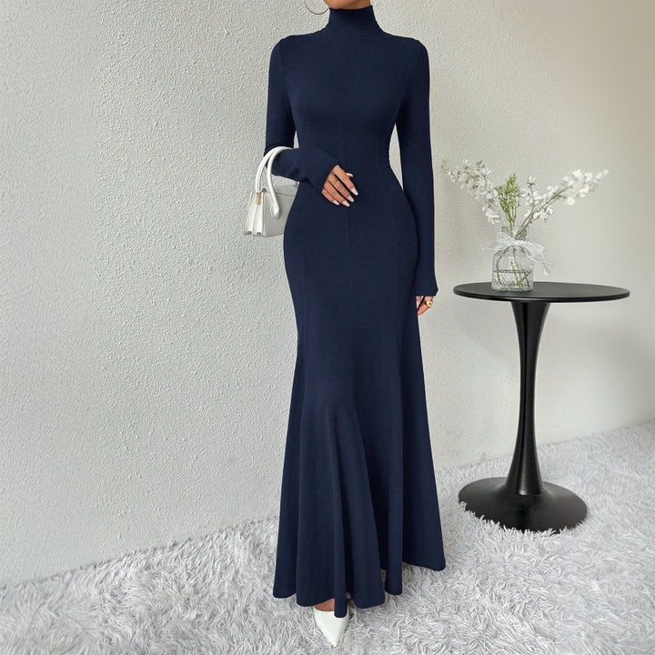 Robe maxi élégante pour femmes à manches longues avec un col haut et un ourlet fluide Levoire