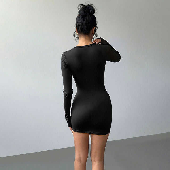 Robe mini ajustée pour femmes avec un design découpé sophistiqué et des manches longues Levoire