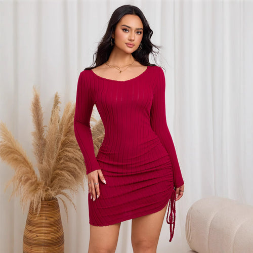 Robe courte ajustée pour femme avec fronces et élégant col bateau Levoire