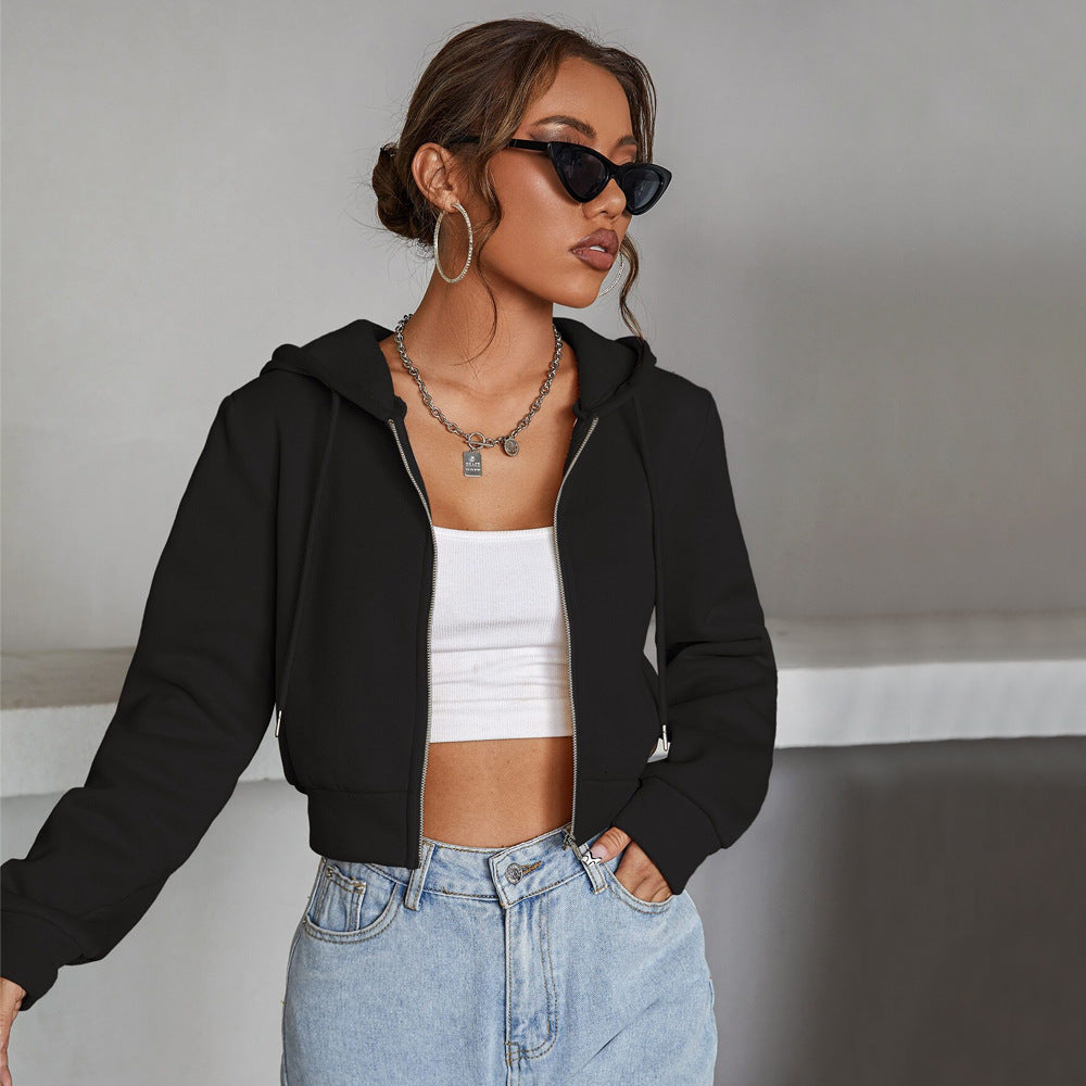 Veste à capuche courte pour femmes avec une coupe tendance et un matériau confortable Levoire
